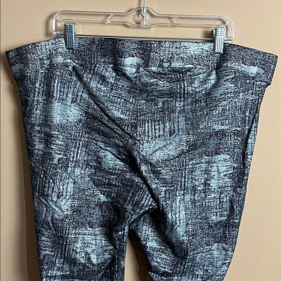 Torrid Size 4 Black & Silver Foil Knit Leggings - Picture 6 of 8